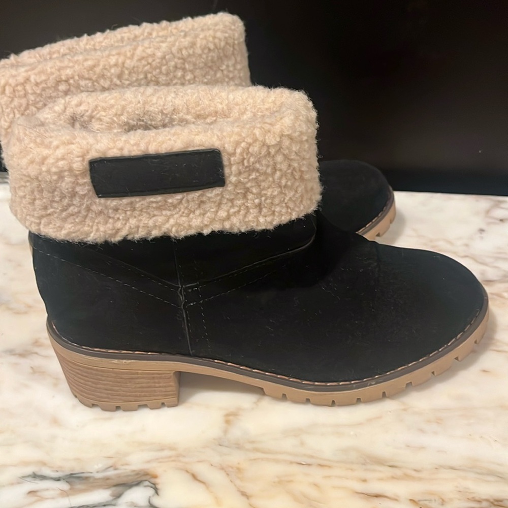 Black Sherpa lined boots very cute
Great condition worn once or twice
